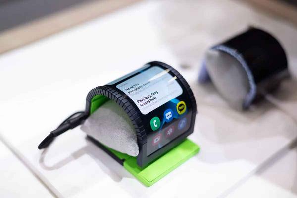 Samsung Tiên Phong: Kế Hoạch Ra Mắt Điện Thoại Màn Hình Cuộn